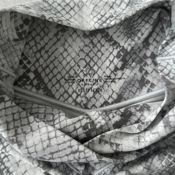 AERIE OFFLINE Real Me 7/8 Crossover Leggings In White Snake Print - Picture 3 of 3